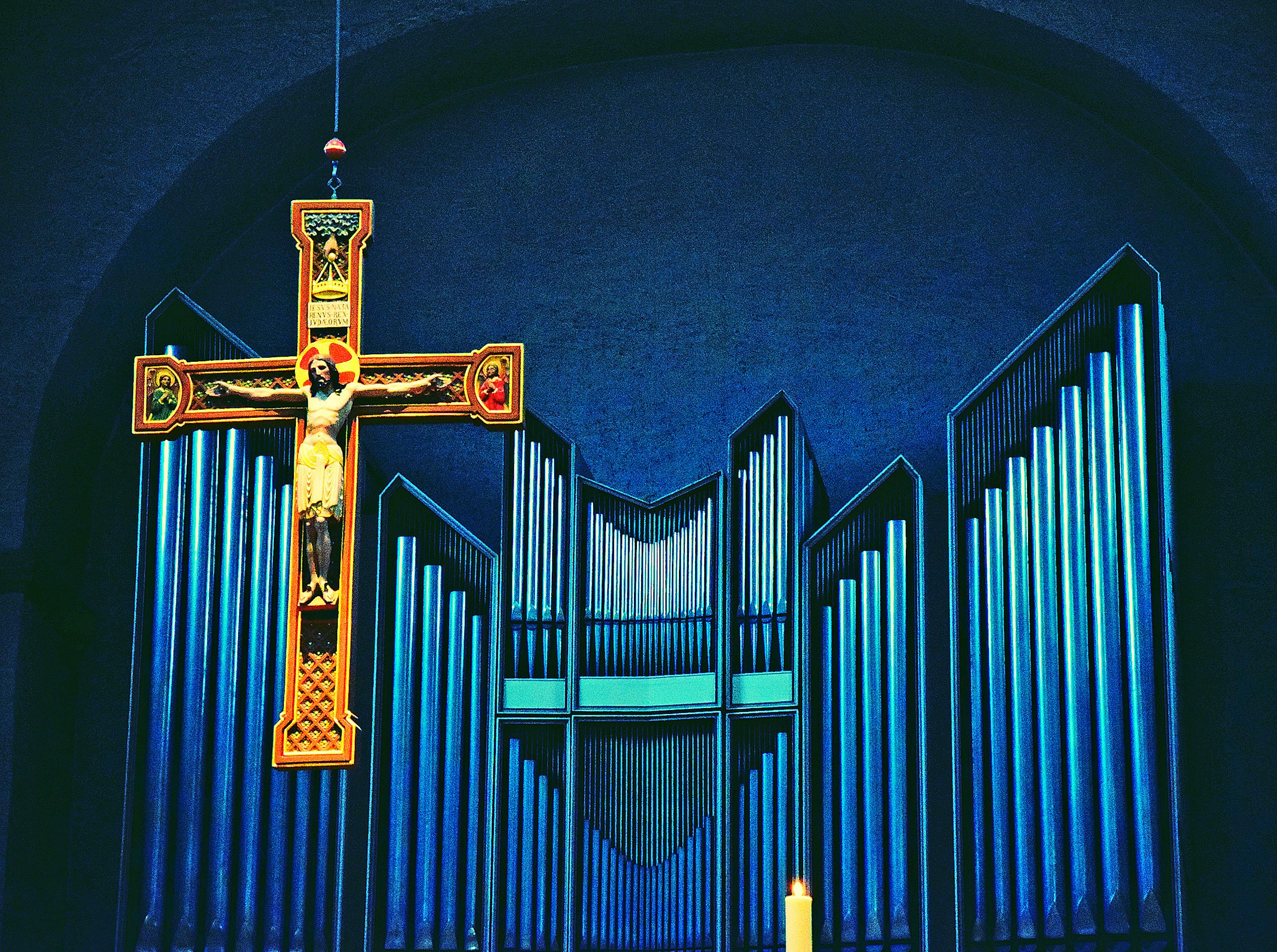 Captivating view of a crucifix with organ backdrop in a church.